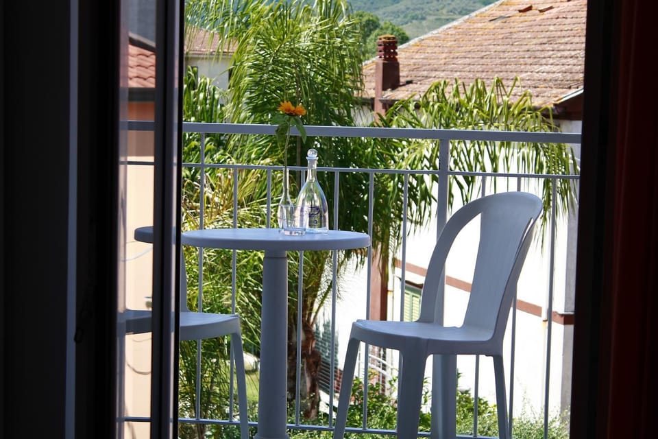 Day, Natural landscape, View (from property/room), Balcony/Terrace, Dining area