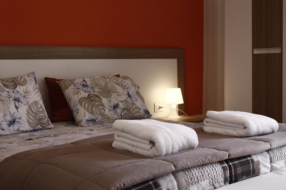 Bed, Living room, Photo of the whole room, Bedroom, towels