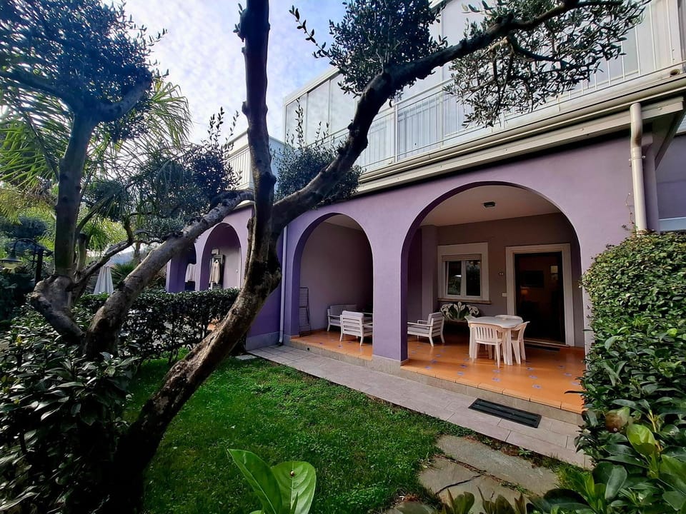 Property building, Patio, Spring, Day, Garden, Garden view