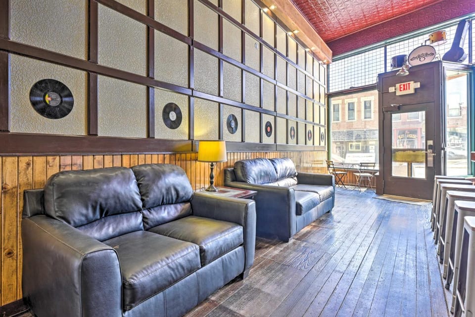 Walk to River: Unique Studio in Renovated Bar! House in Lansing