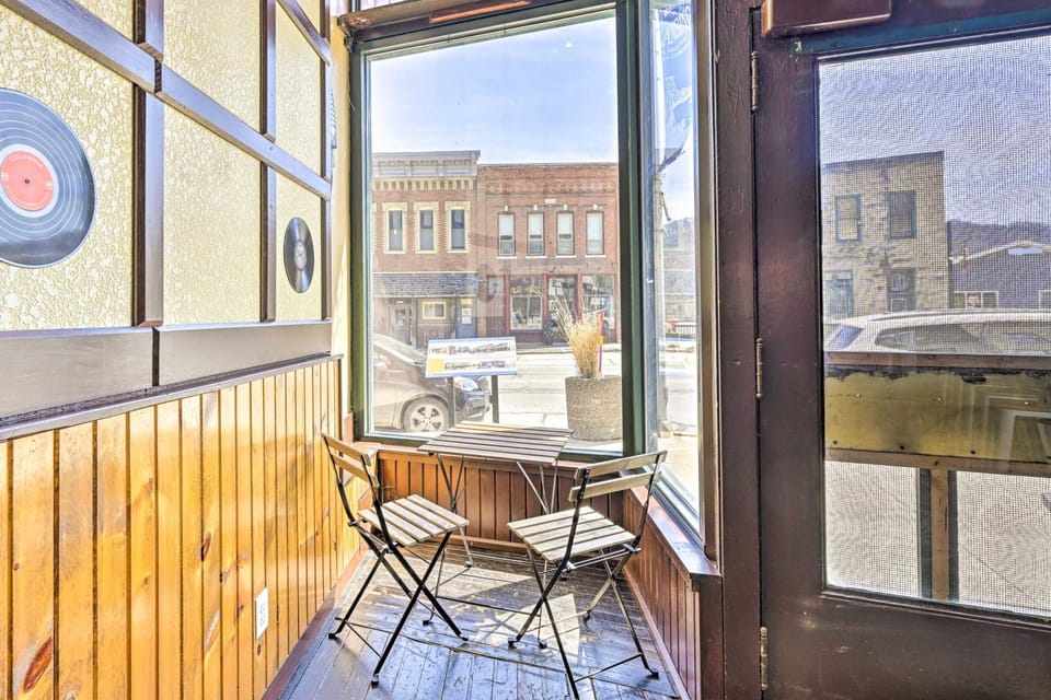 Walk to River: Unique Studio in Renovated Bar! House in Lansing