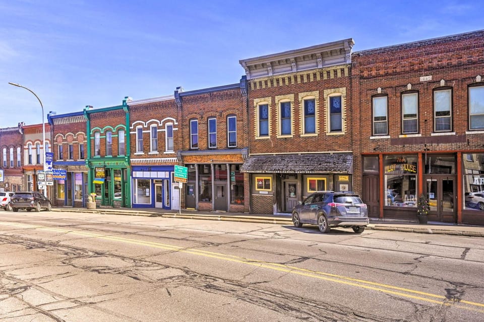 Walk to River: Unique Studio in Renovated Bar! House in Lansing