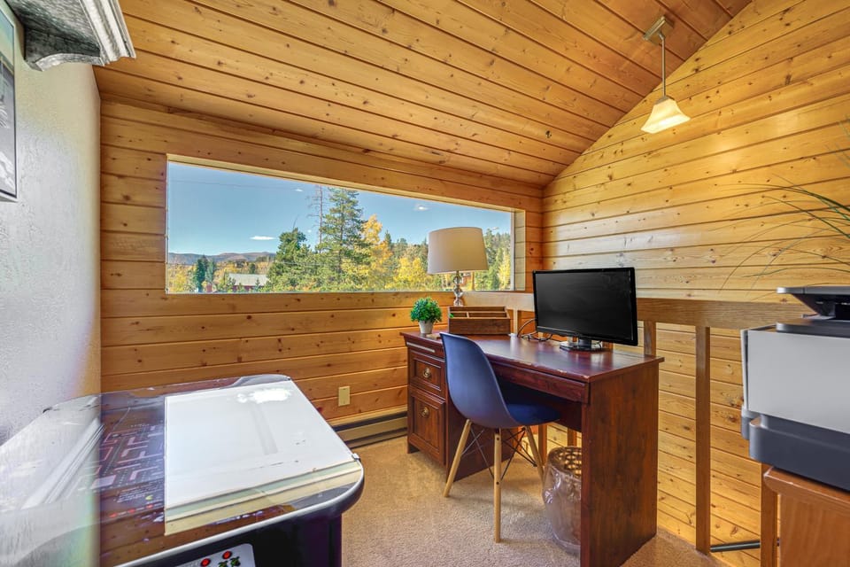 Walk to Grand Lake & Dtwn! Group Escape w/ Hot Tub House in Grand Lake
