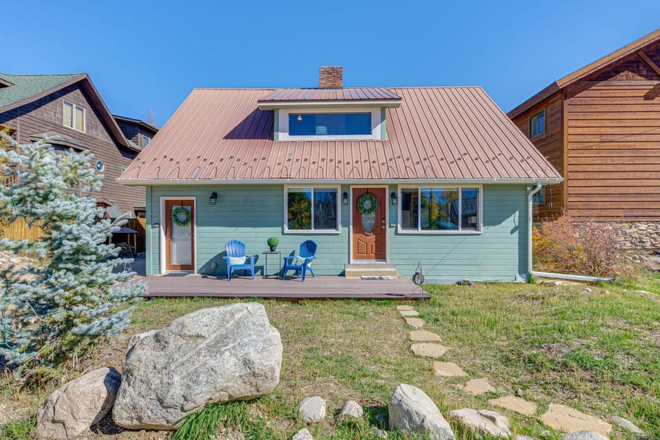 Walk to Grand Lake & Dtwn! Group Escape w/ Hot Tub House in Grand Lake
