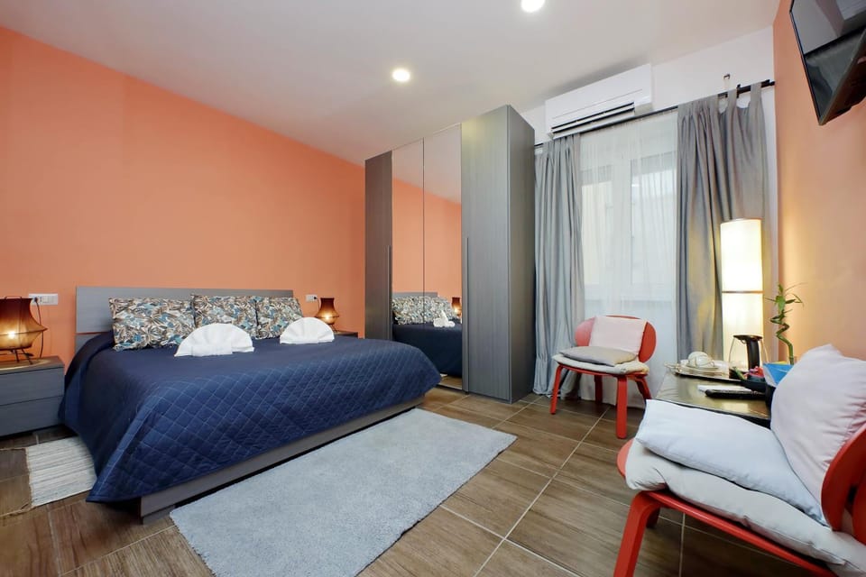 Bed, TV and multimedia, Coffee/tea facilities, Photo of the whole room, Bedroom, towels, wardrobe, air conditioner