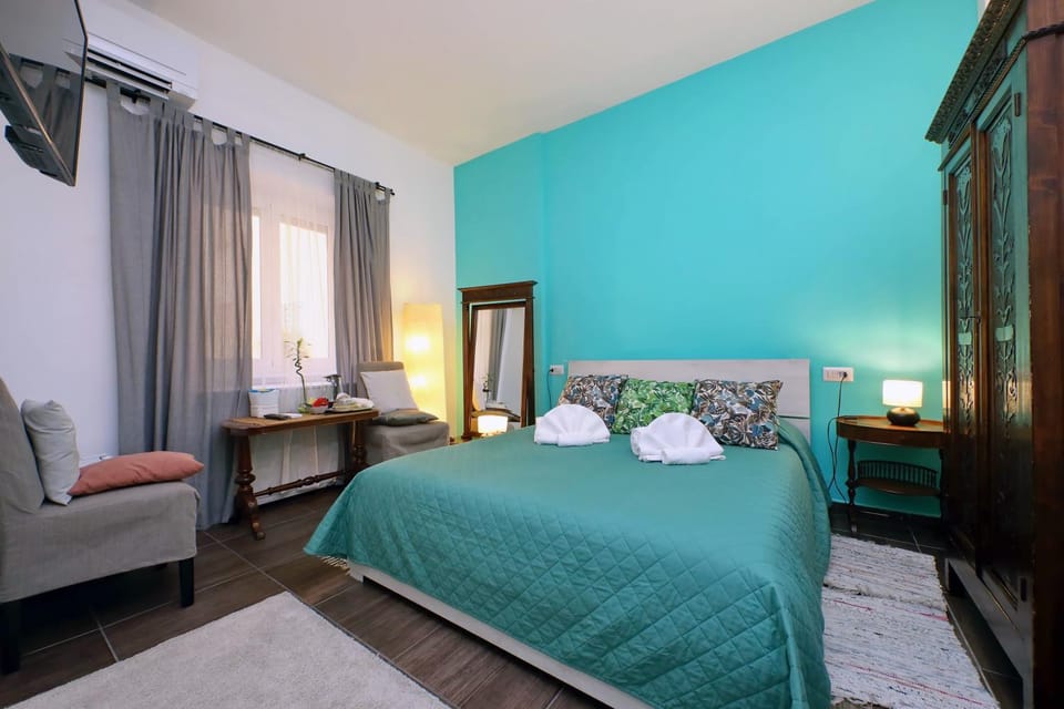 Bed, TV and multimedia, Photo of the whole room, Bedroom, towels, wardrobe, air conditioner