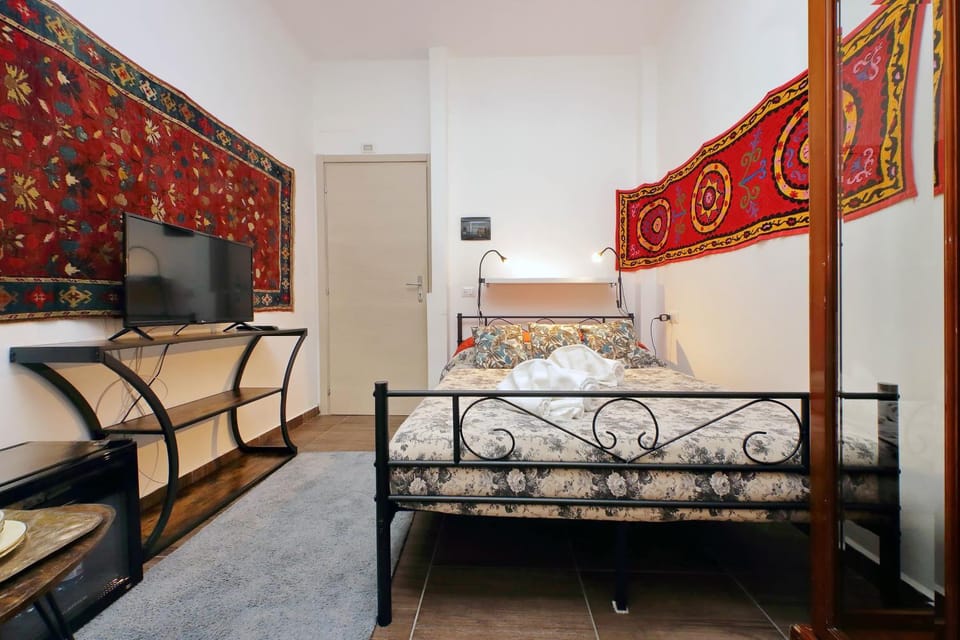 Bed, TV and multimedia, Photo of the whole room, Bedroom, hair dresser