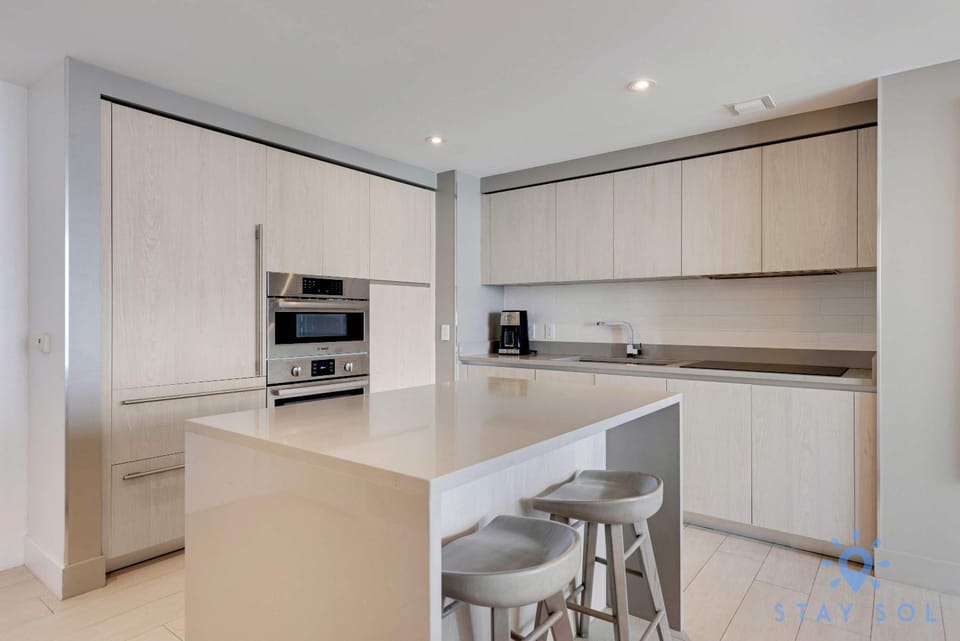 High Floor 2BR -2 BA - Resort Fees & Parking Incl Apartment in Hollywood Beach