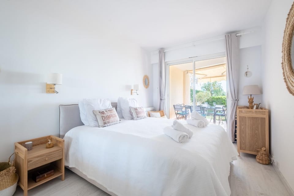 RARE! Exquisite 2-bd Apartment Facing the Sea Apartment in Cannes