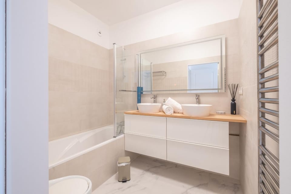 RARE! Exquisite 2-bd Apartment Facing the Sea Apartment in Cannes