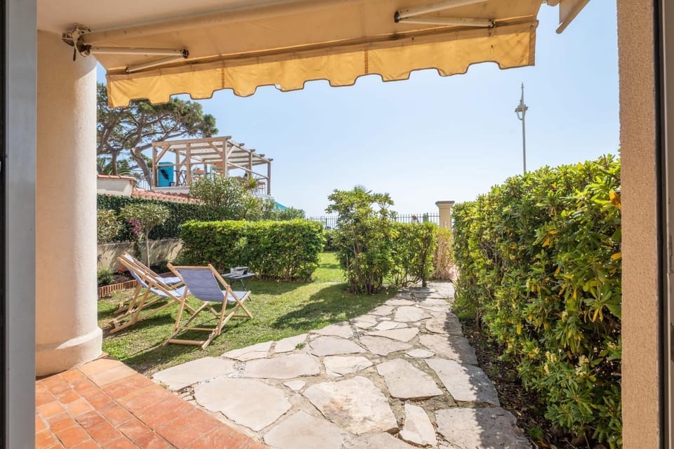 RARE! Exquisite 2-bd Apartment Facing the Sea Apartment in Cannes