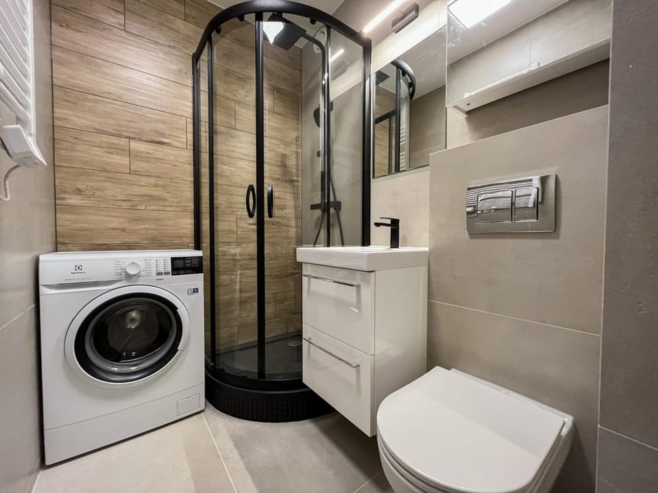 Shower, Bathroom, towels, washing machine, dryer