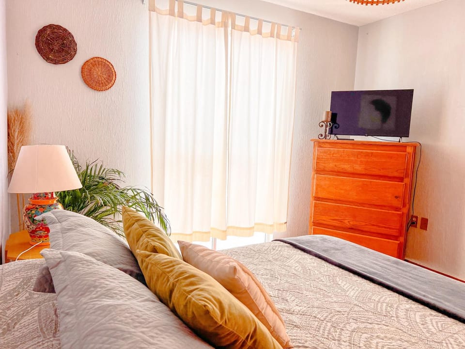 Bed, TV and multimedia, Bedroom
