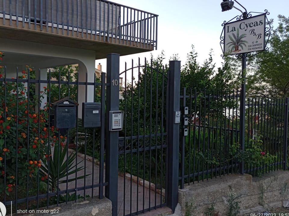 Facade/entrance