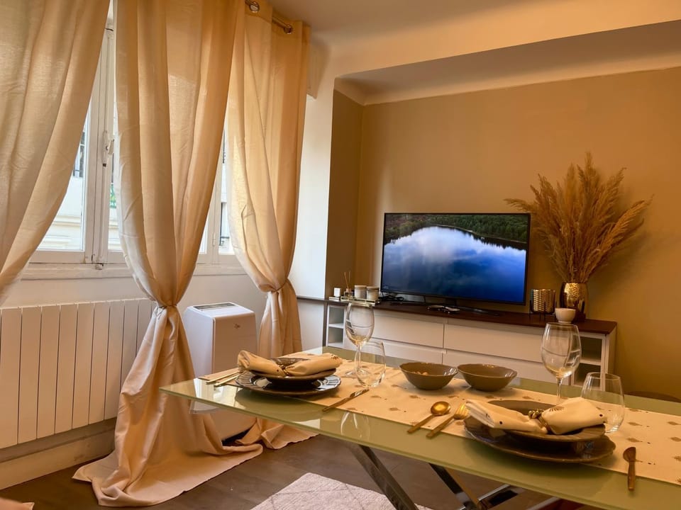 TV and multimedia, Living room, Seating area, Dining area