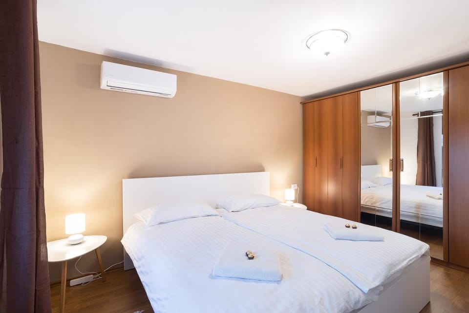 Bed, Photo of the whole room, Bedroom, wardrobe, air conditioner