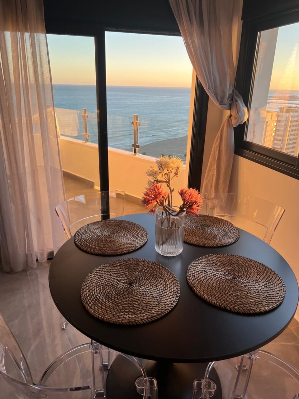 Natural landscape, View (from property/room), Balcony/Terrace, Dining area, Sea view