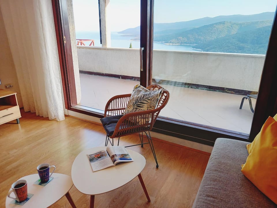 Balcony/Terrace, Living room, Seating area, Mountain view, Sea view