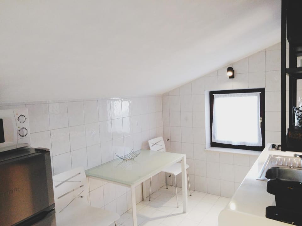 Kitchen or kitchenette, Dining area, microwave