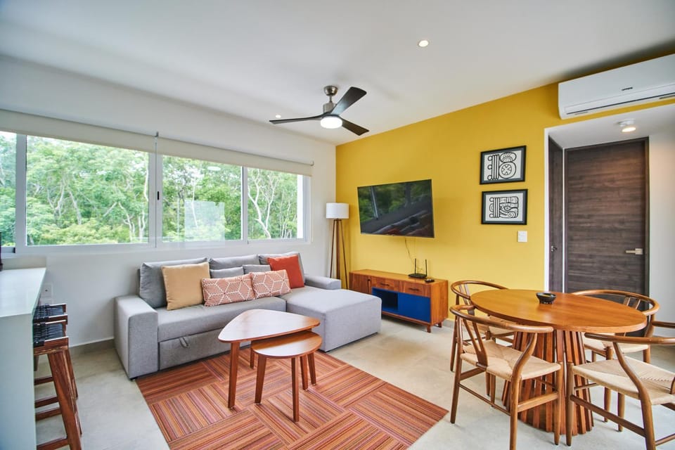TV and multimedia, Living room, Seating area, Dining area, fireplace, air conditioner