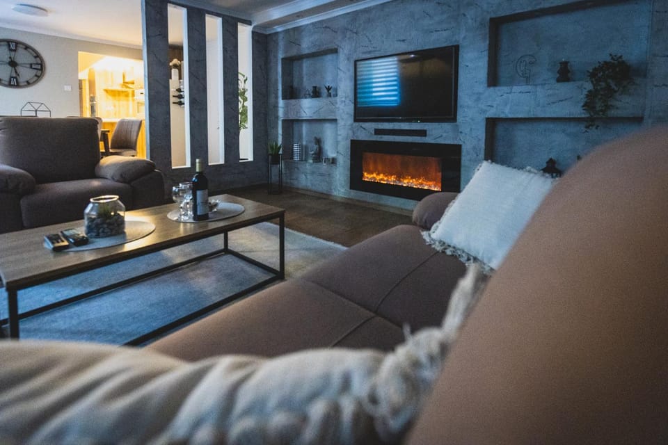 TV and multimedia, Living room, Alcoholic drinks, flat iron