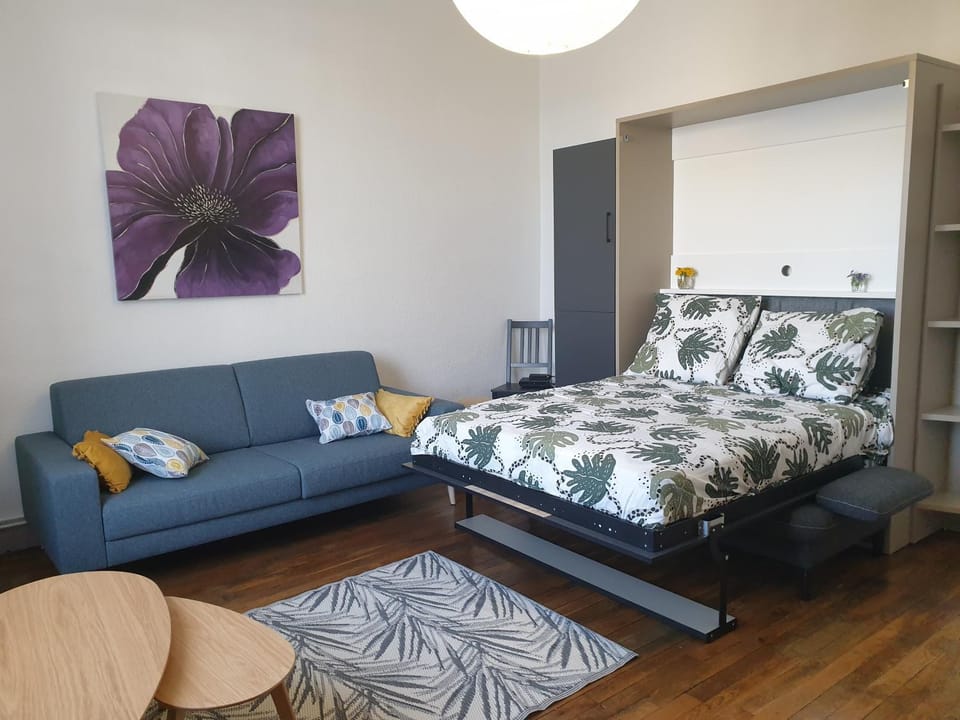 Bed, Living room