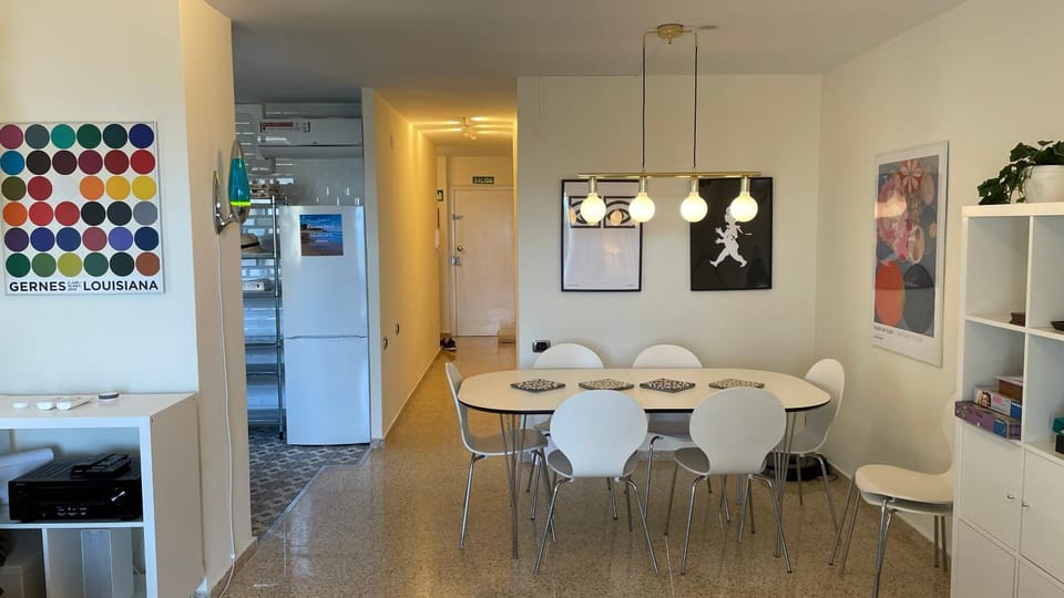 Bed, TV and multimedia, Living room, Business facilities, Decorative detail, Seating area, Dining area, Sea view, internet, locker, air conditioner