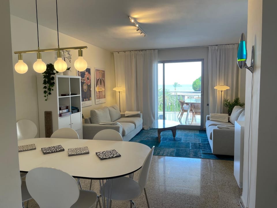 Bed, TV and multimedia, Living room, Business facilities, Seating area, Dining area, Sea view, internet, locker, air conditioner