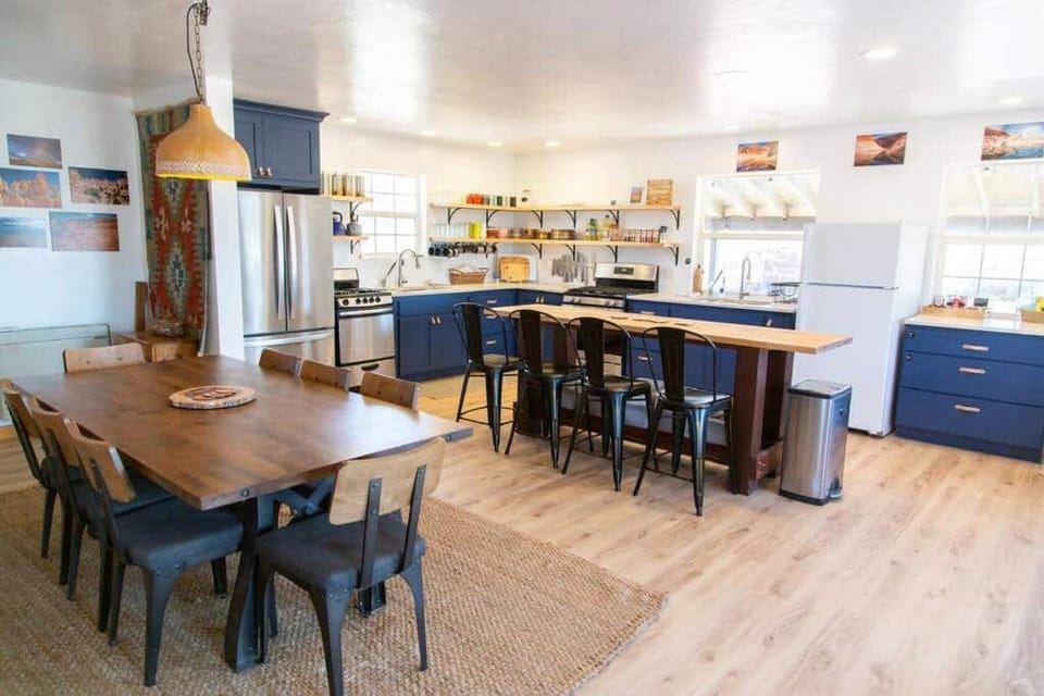 Kitchen or kitchenette, Seating area, Dining area, oven, pet friendly, stove