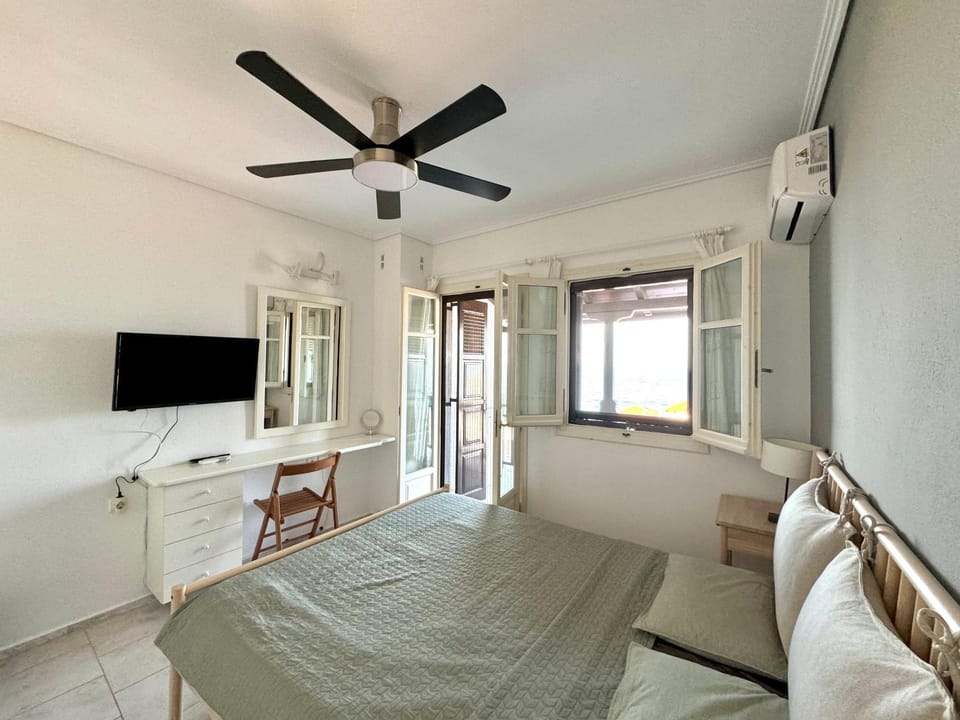 Bed, TV and multimedia, Photo of the whole room, Bedroom, air conditioner