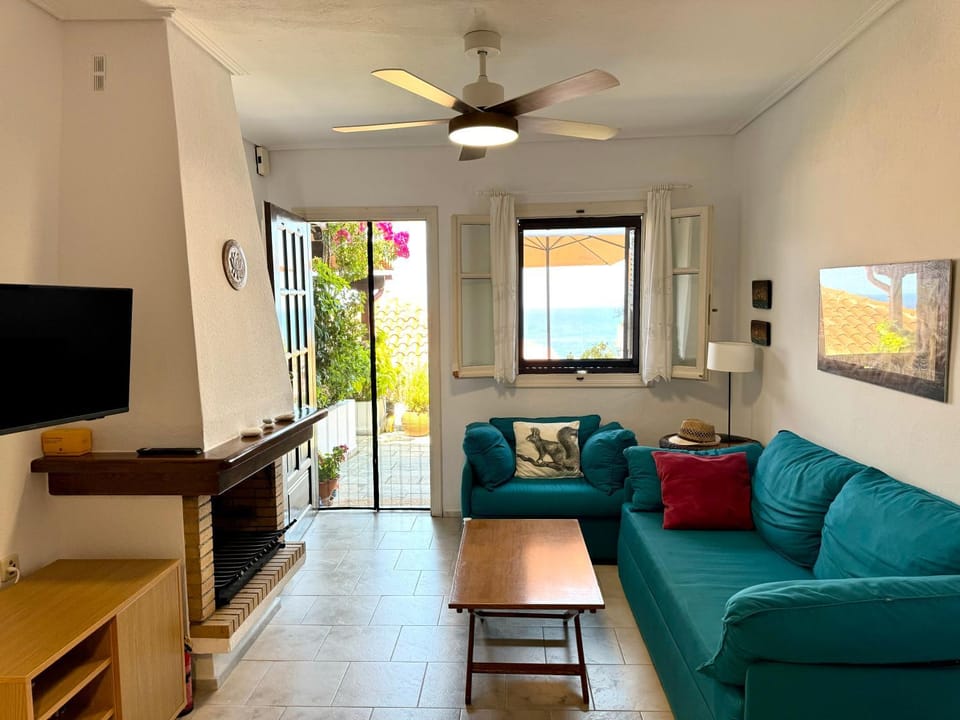 TV and multimedia, Living room, Seating area, Evening entertainment