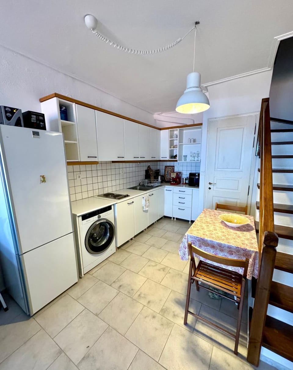 Kitchen or kitchenette, Dining area, stove, washing machine