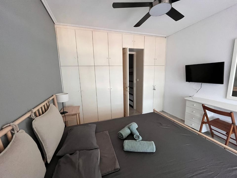 Bed, TV and multimedia, Bedroom, wardrobe, air conditioner