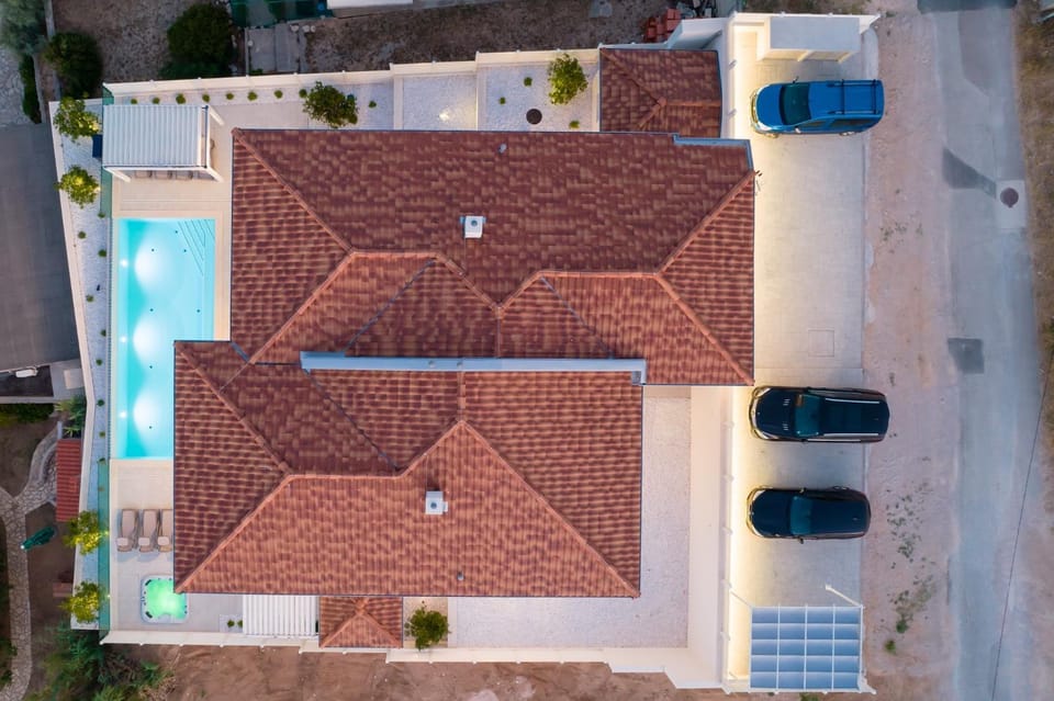 Property building, Bird's eye view, Pool view, Street view, Swimming pool, Location, Parking