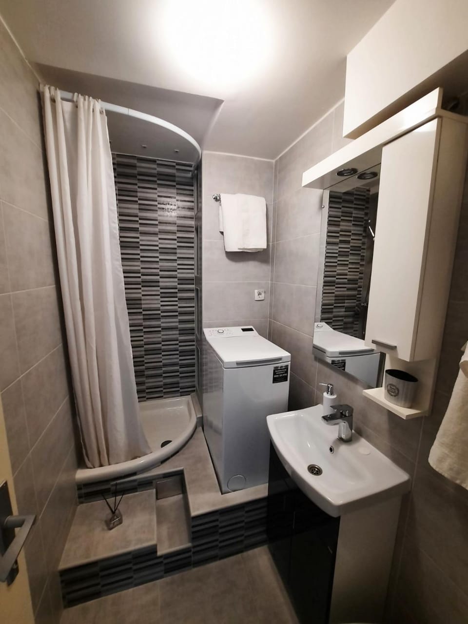 Shower, Toilet, Bathroom, towels