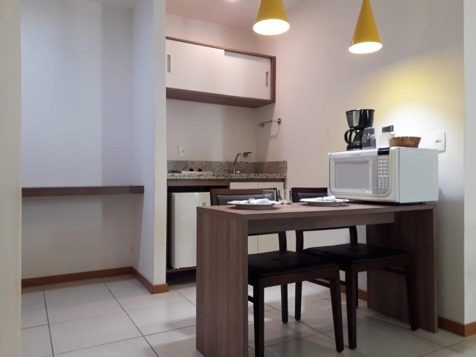 Coffee/tea facilities, Kitchen or kitchenette, Dining area, minibar, oven, stove