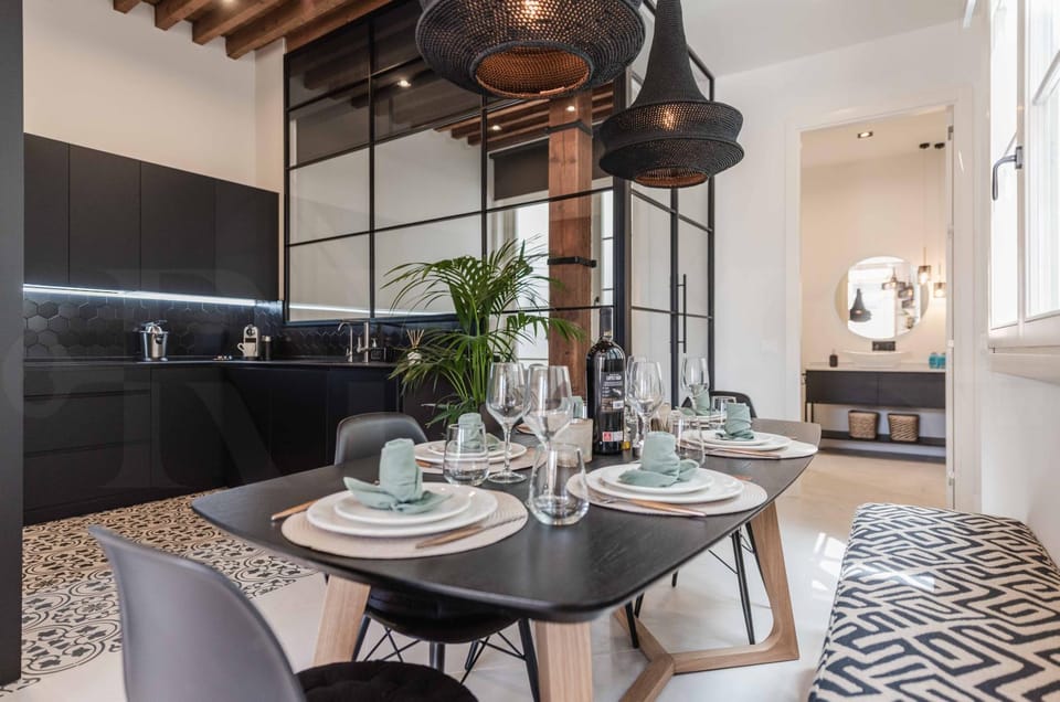 Kitchen or kitchenette, Dining area
