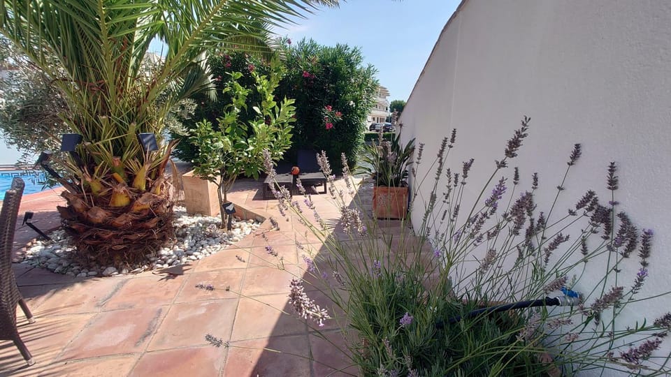 Villa Empuriabrava on main canal with 13 m private mooring, private pool, air con in all rooms, non-smoking Villa in Alt Empordà