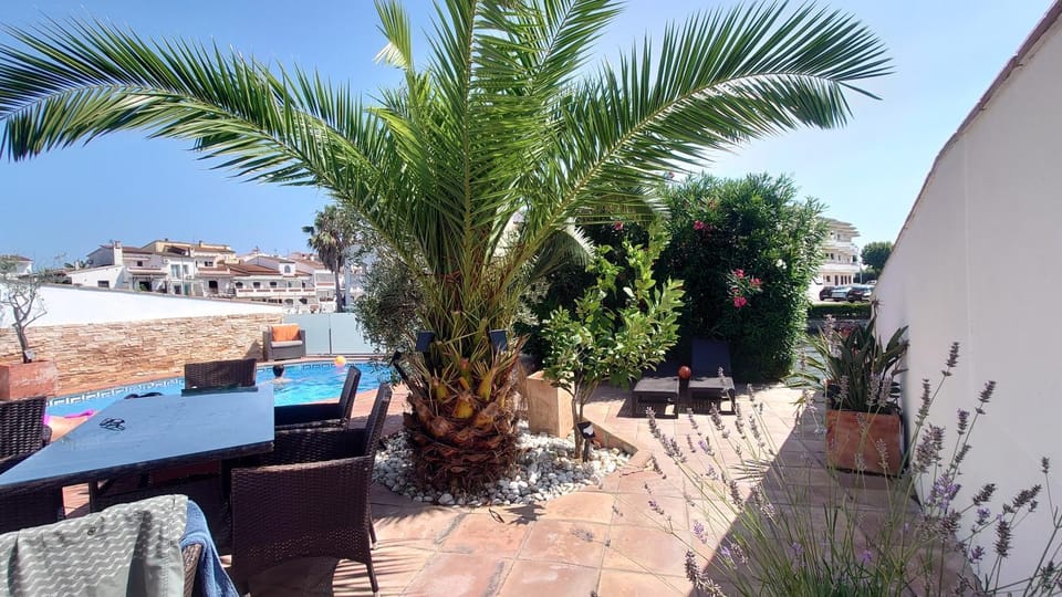 Villa Empuriabrava on main canal with 13 m private mooring, private pool, air con in all rooms, non-smoking Villa in Alt Empordà