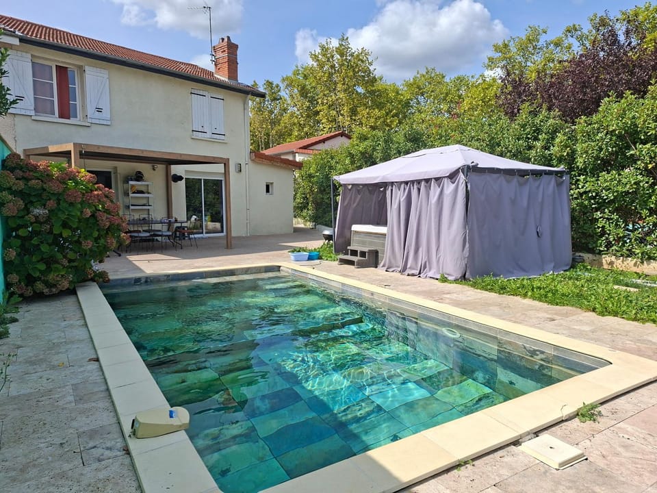 VILLA BELLA avec piscine et jacuzzi Villa in Auvergne-Rhône-Alpes