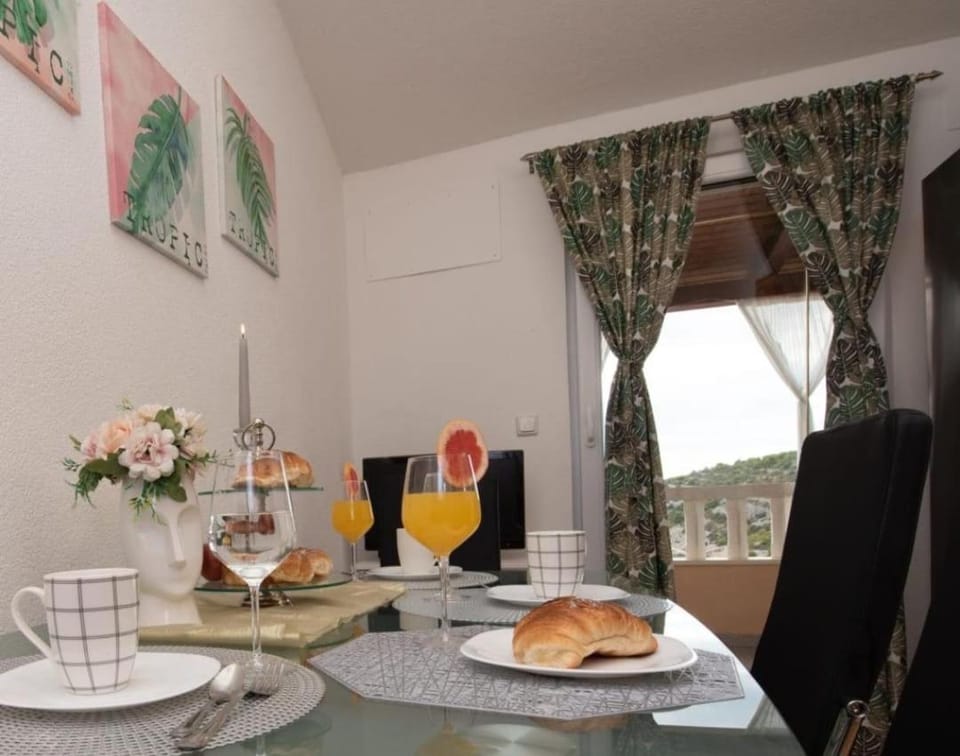 Food and drinks, Dining area, Food