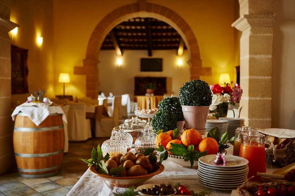 Communal lounge/ TV room, Decorative detail, Buffet breakfast