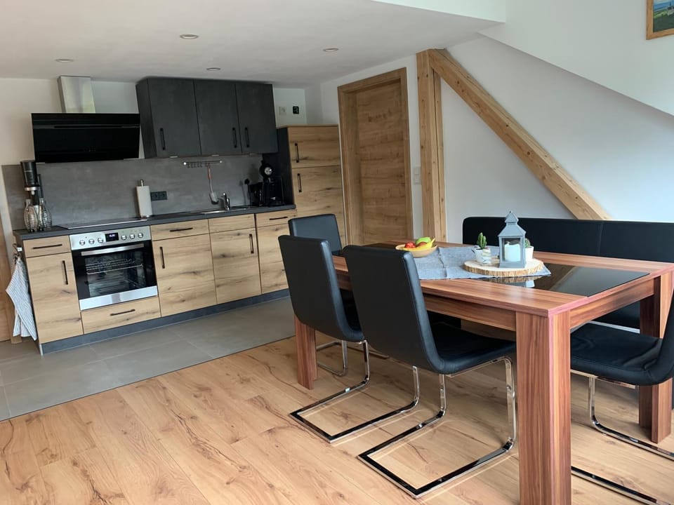 Kitchen or kitchenette, Dining area