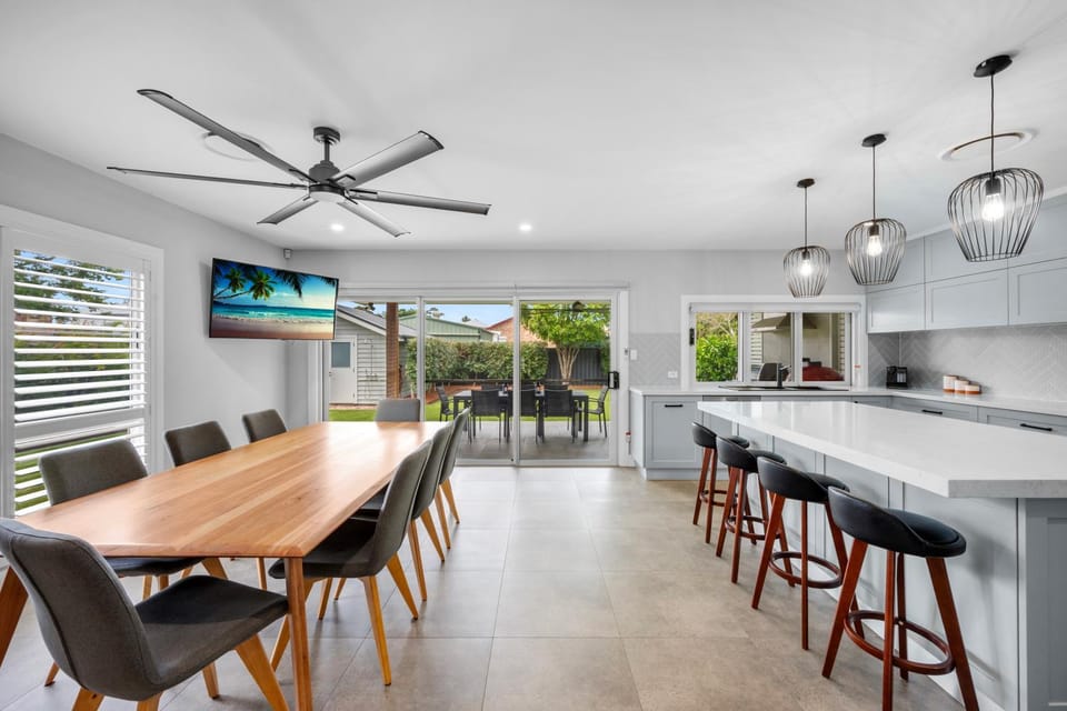Hamptons by the Bay - Belle Escapes Jervis Bay House in Vincentia
