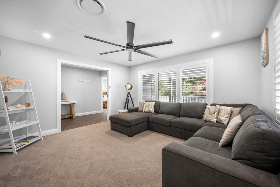 Hamptons by the Bay - Belle Escapes Jervis Bay House in Vincentia
