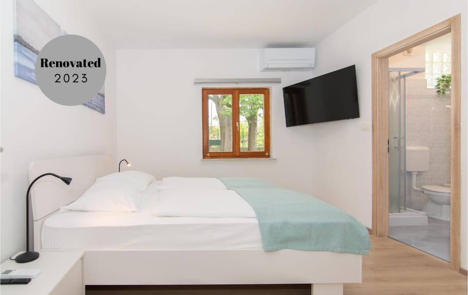 Bed, TV and multimedia, Bedroom