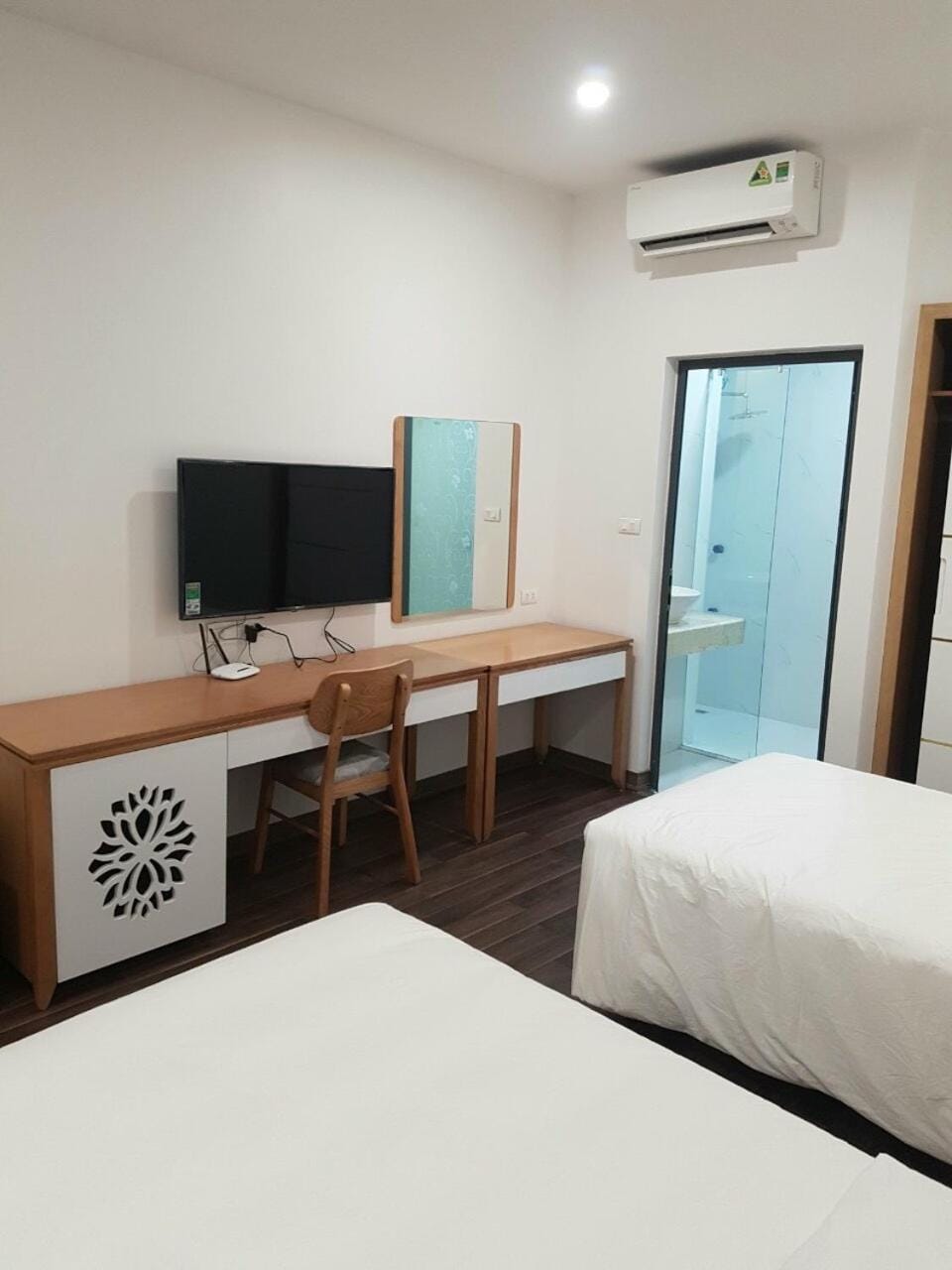 Bed, TV and multimedia, Photo of the whole room, Bedroom
