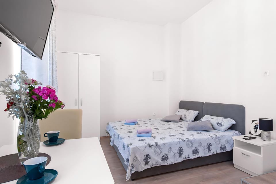 Bed, TV and multimedia, Photo of the whole room, Seating area, Bedroom, towels
