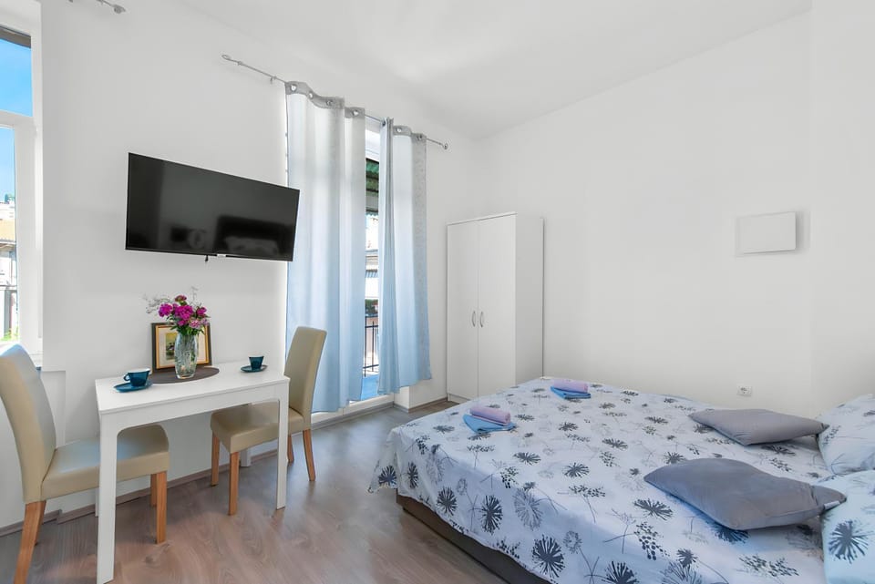 Bed, TV and multimedia, Photo of the whole room, Bedroom, hair dresser