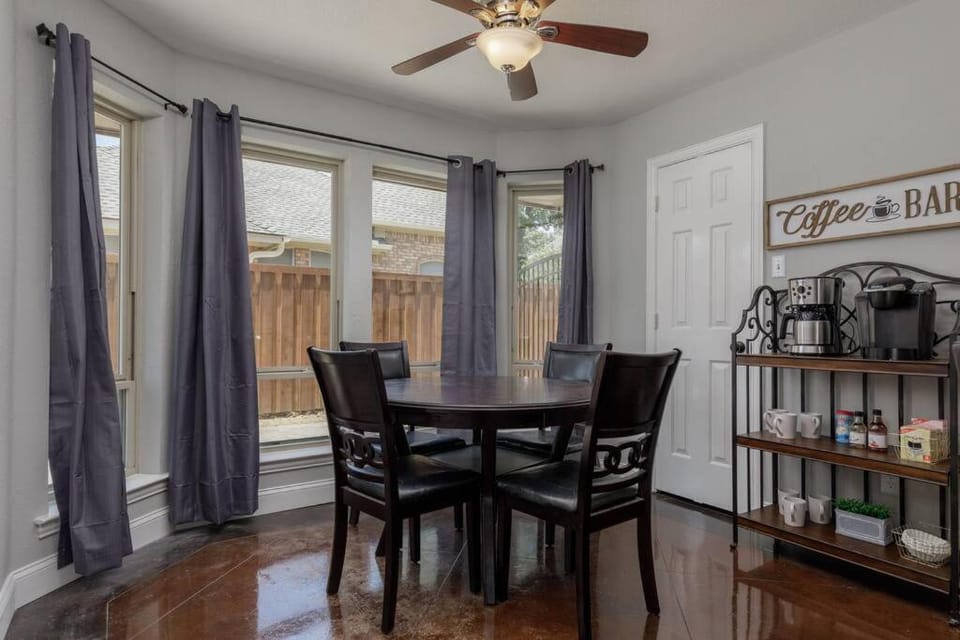 Large Executive Family Home with Pool near DFW Airport House in Keller